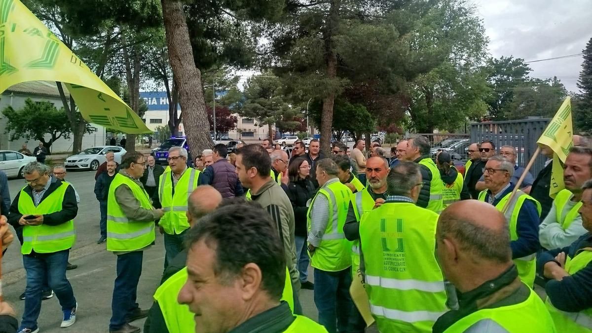 Un centenar de productores de almendra se concentran en la lonja de Albacete para pedir transparencia en las cotizaciones