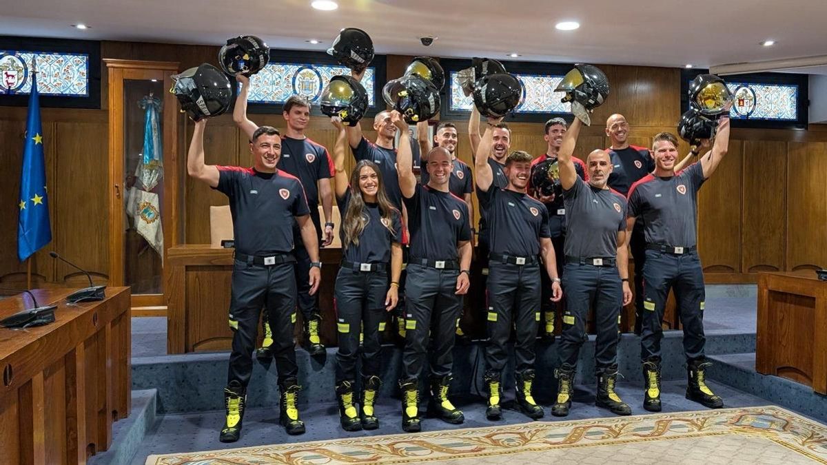 La bombera Carla García en la foto de los recién incorporados al servicio del Ayuntamiento de Ponferrada.