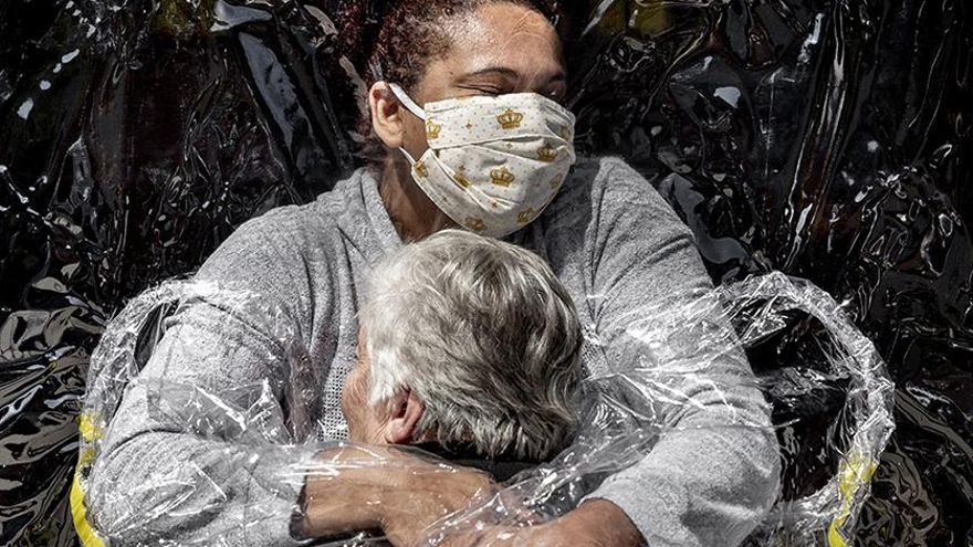 Los abrazos en la era COVID o la devastadora explosión en Beirut: las imágenes que compiten por el World Press Photo 2020
