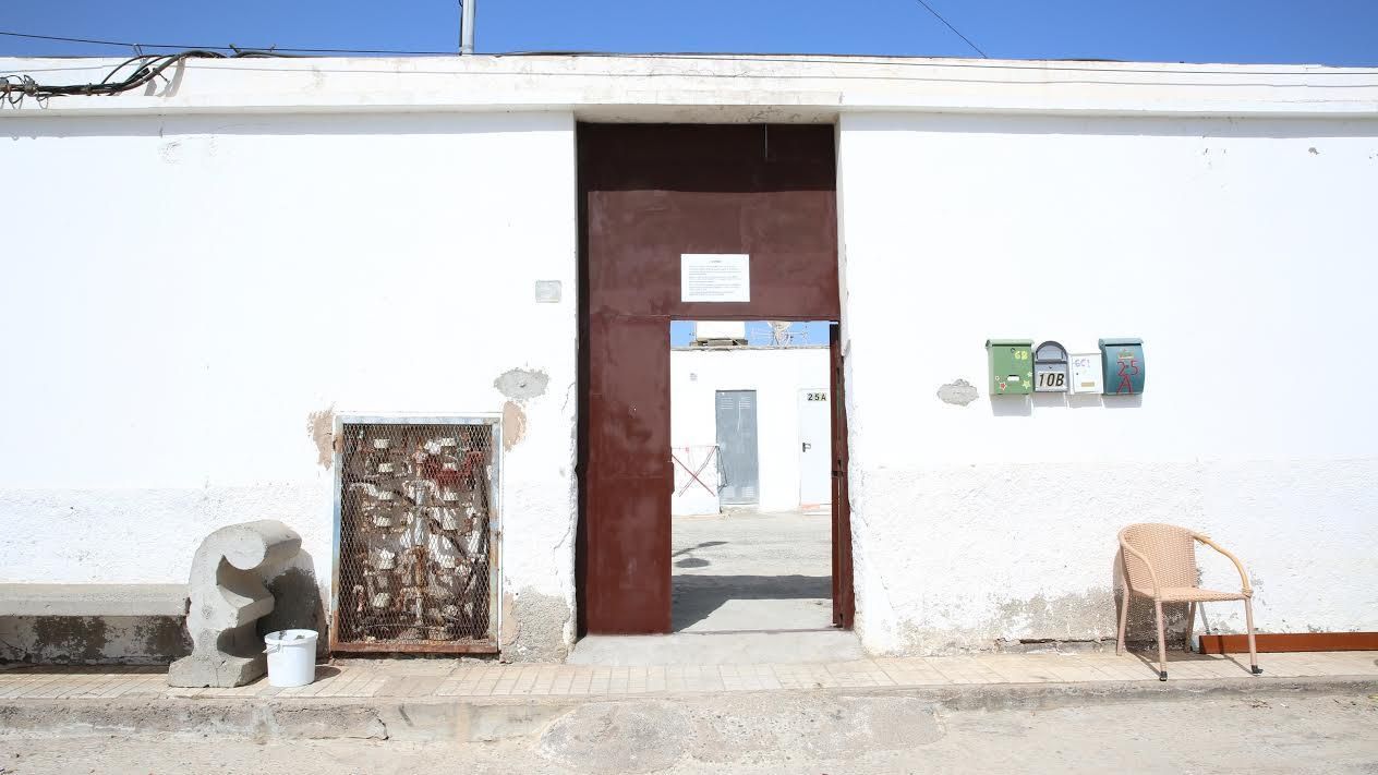 Entrada en los barracones de Juan Grande. (ALEJANDRO RAMOS)