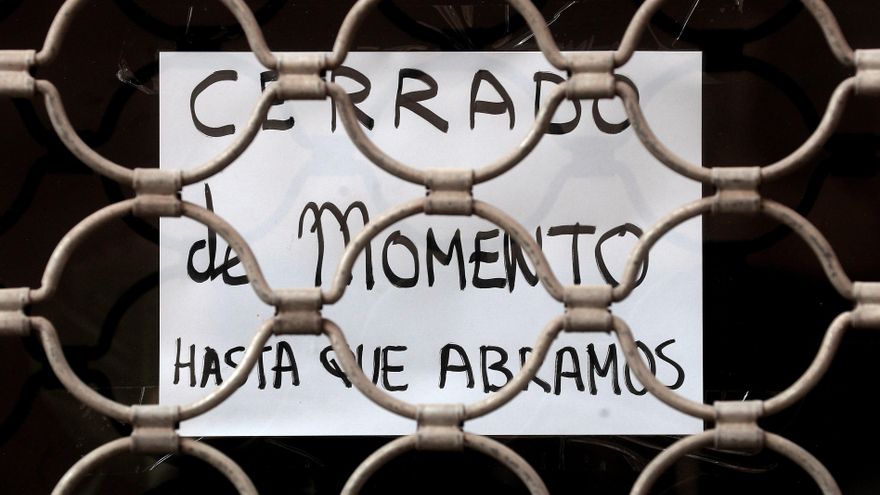 Detalle de un cartel colgado en la fachada de una tienda con el lema "Cerrado de momento hasta que abramos". EFE/Kai Försterling/Archivo