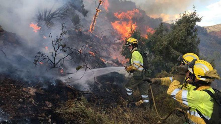 Efectivos del Consorcio Provincial de Bomberos de Castellón trabajan en la extinción del fuego en Montán