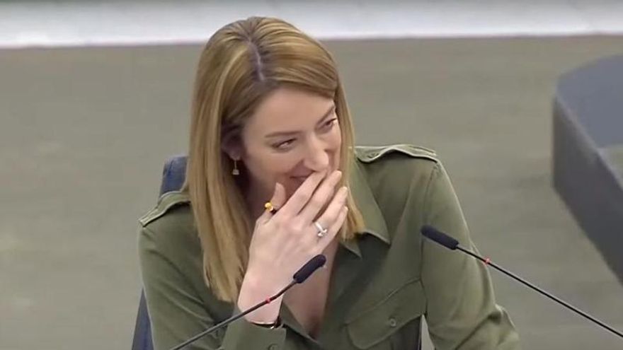Captura del momento de las risas de Roberta Metsola provocadas por el ladrido de un perro en el Parlamento Europeo