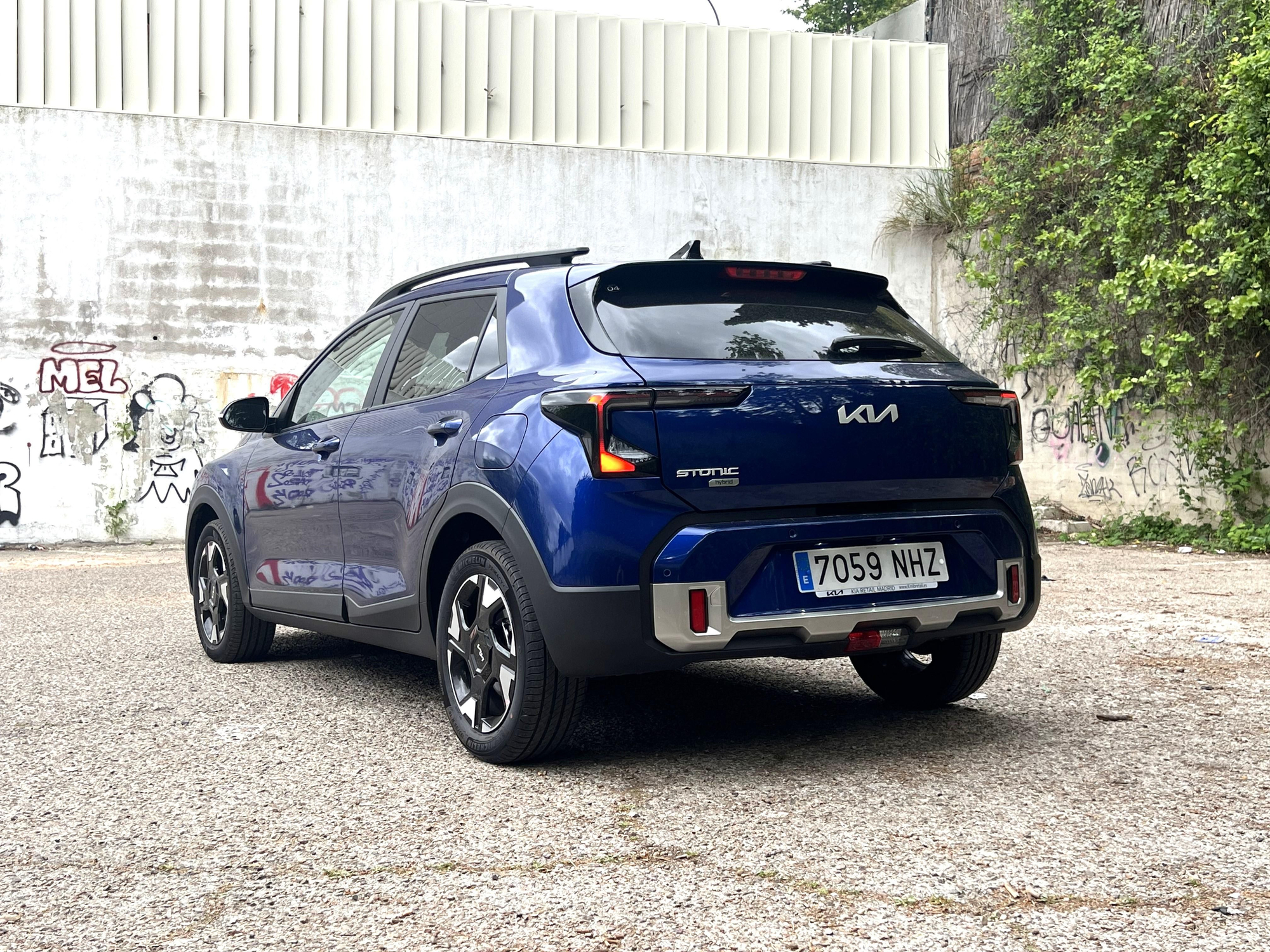 Vista lateral y trasera del remozado modelo de Kia.