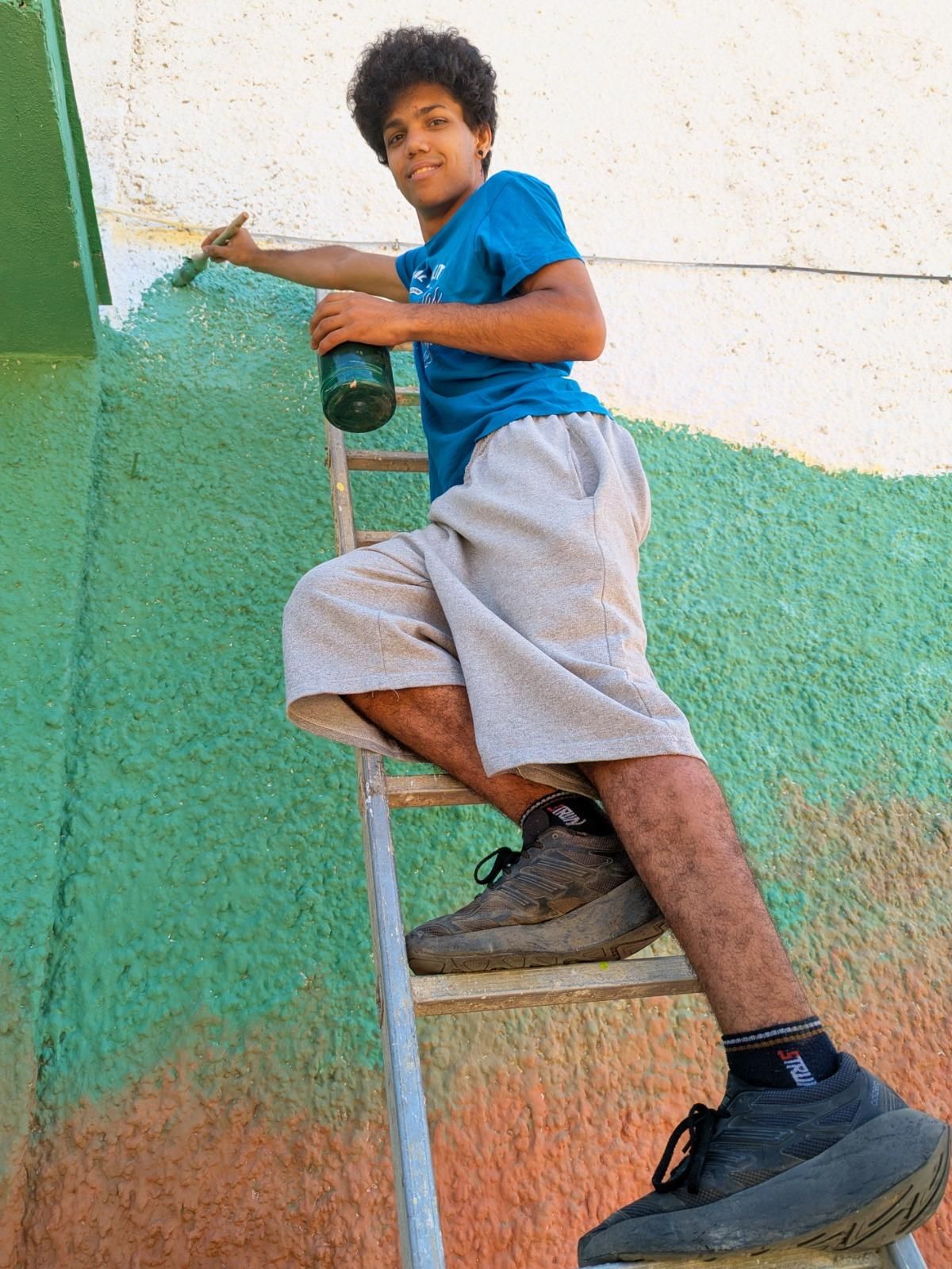 Uno de los jóvenes participantes en el mural de Yuncos