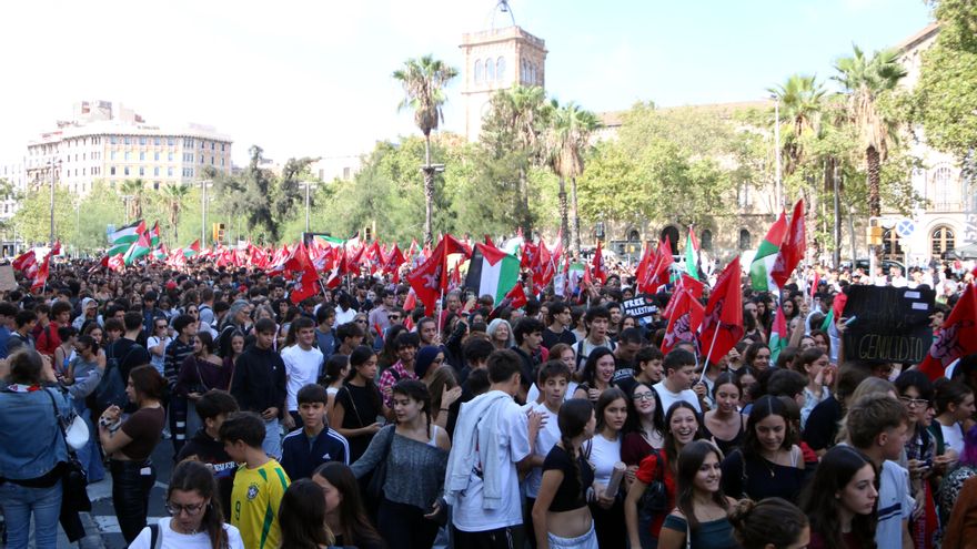Manifestación estudiantil contra el genocidio de Gaza en la plaza Universitat de Barcelona