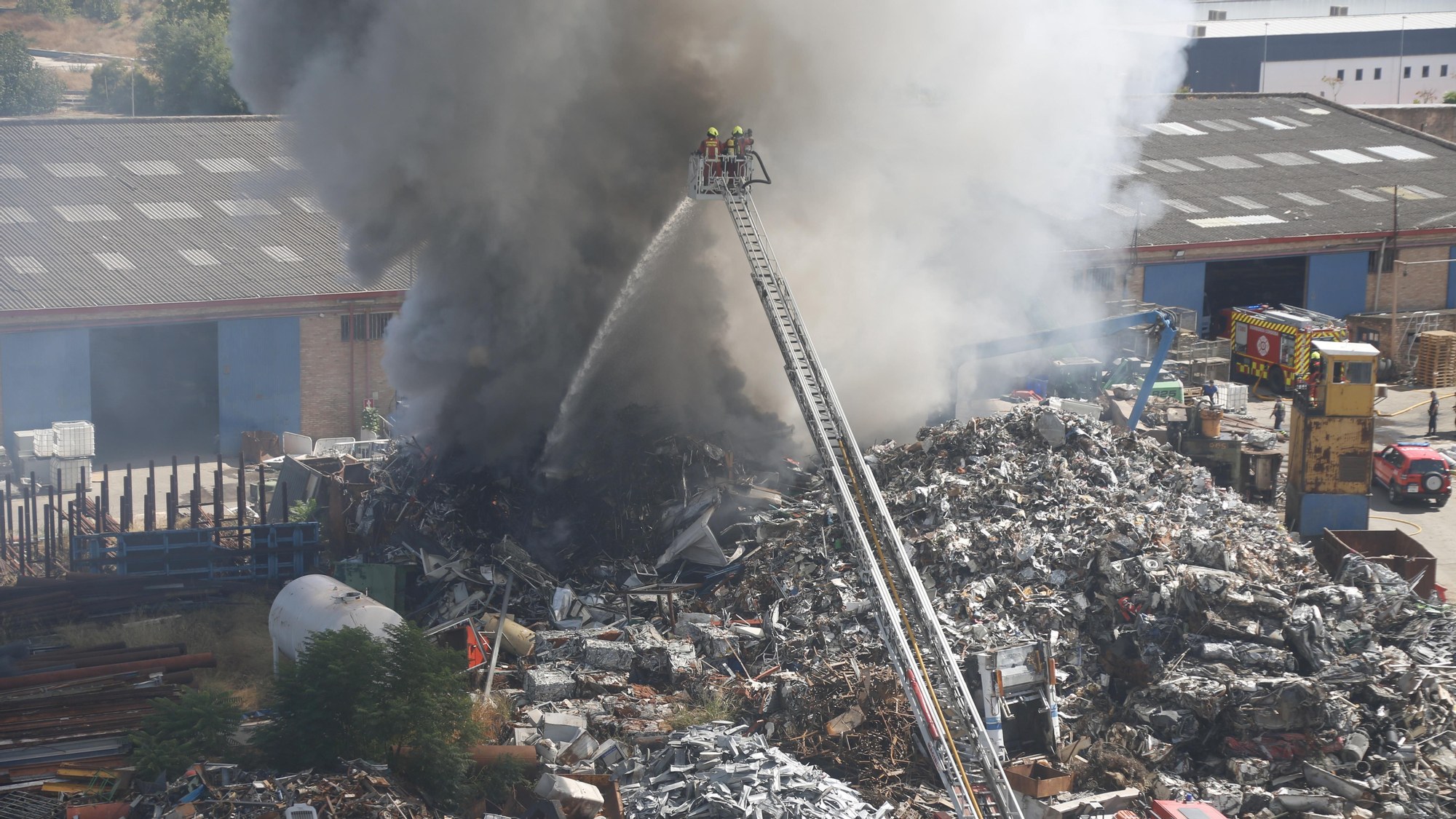 Los bomberos acuden a sofocar un aparatoso incendio de chatarra en los terrenos de la empresa Solanas