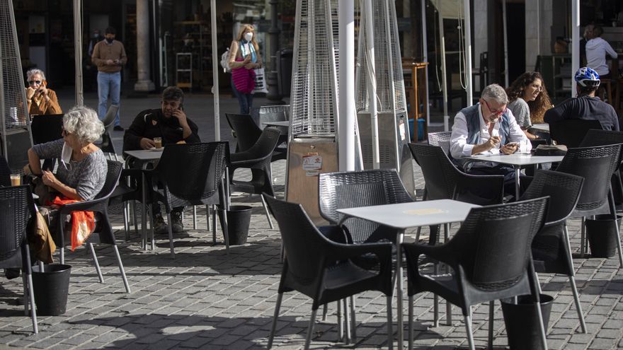 Los hosteleros piden que los bares de Sevilla que se saltan las normas pierdan la licencia de veladores