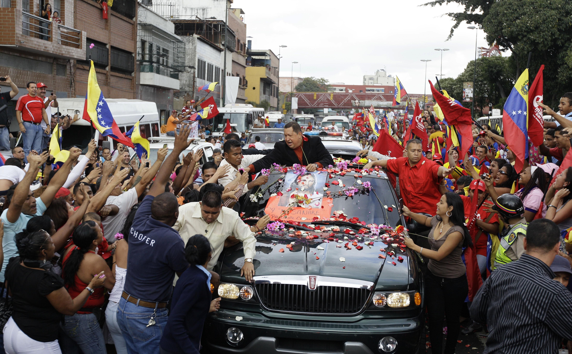 Hugo Chávez se dirige al aeropuerto de Caracas desde el palacio presidencial Miraflores (24 de febrero de 2012) / AP Photo | Fernando Llano