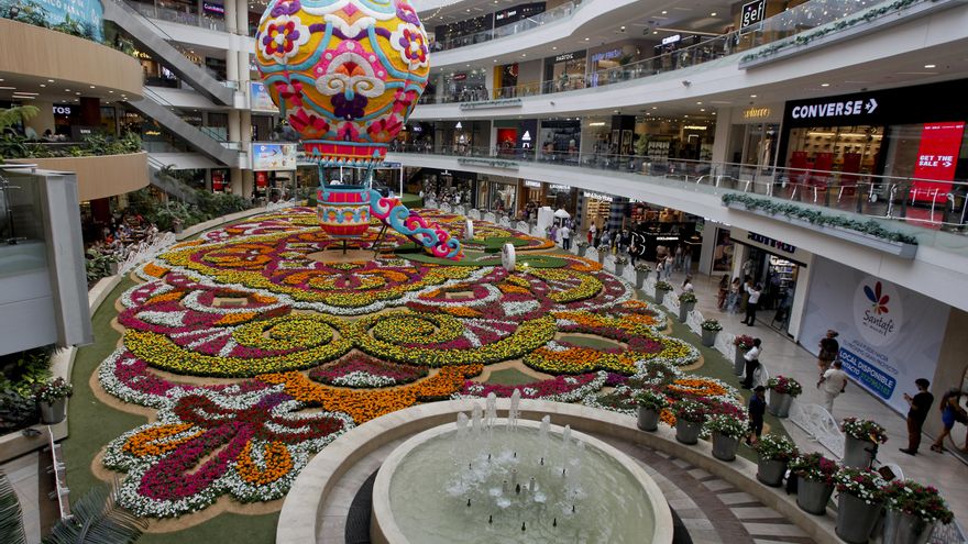 Un globo de 14 metros engalana en Medellín el tapete de flores vivas más grande del mundo