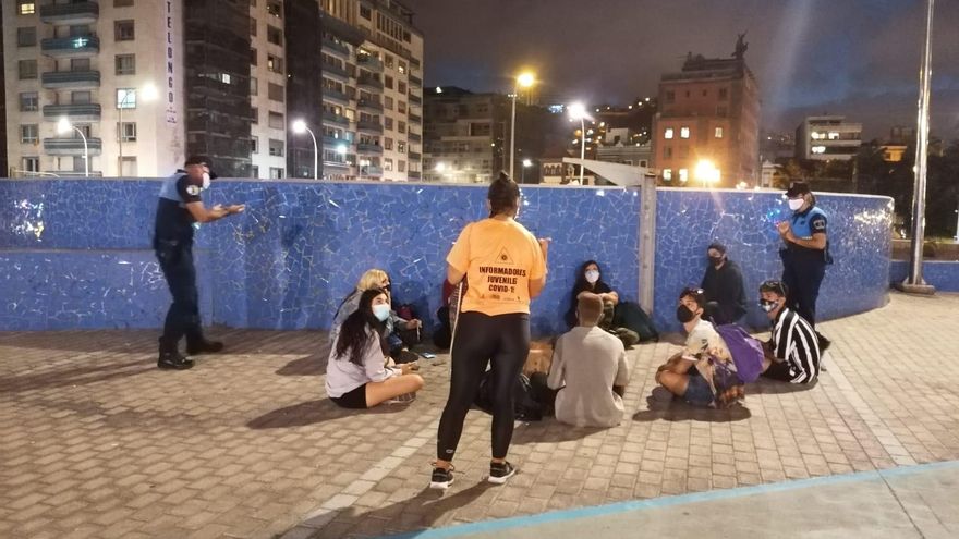 Grupo de informadores sobre la COVID-19 y agentes de la Policía Local en Las Palmas de Gran Canaria