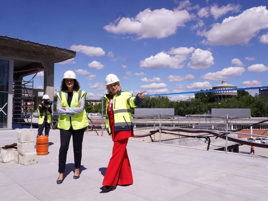 La concejala de Arganzuela (izda) y la delegada de Obras (derecha) durante la visita a las instalaciones este miércoles