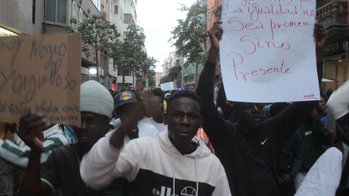 Tras la concentración, un grupo de jóvenes marchan por la calle de León y Castillo de Las Palmas de Gran Canaria.