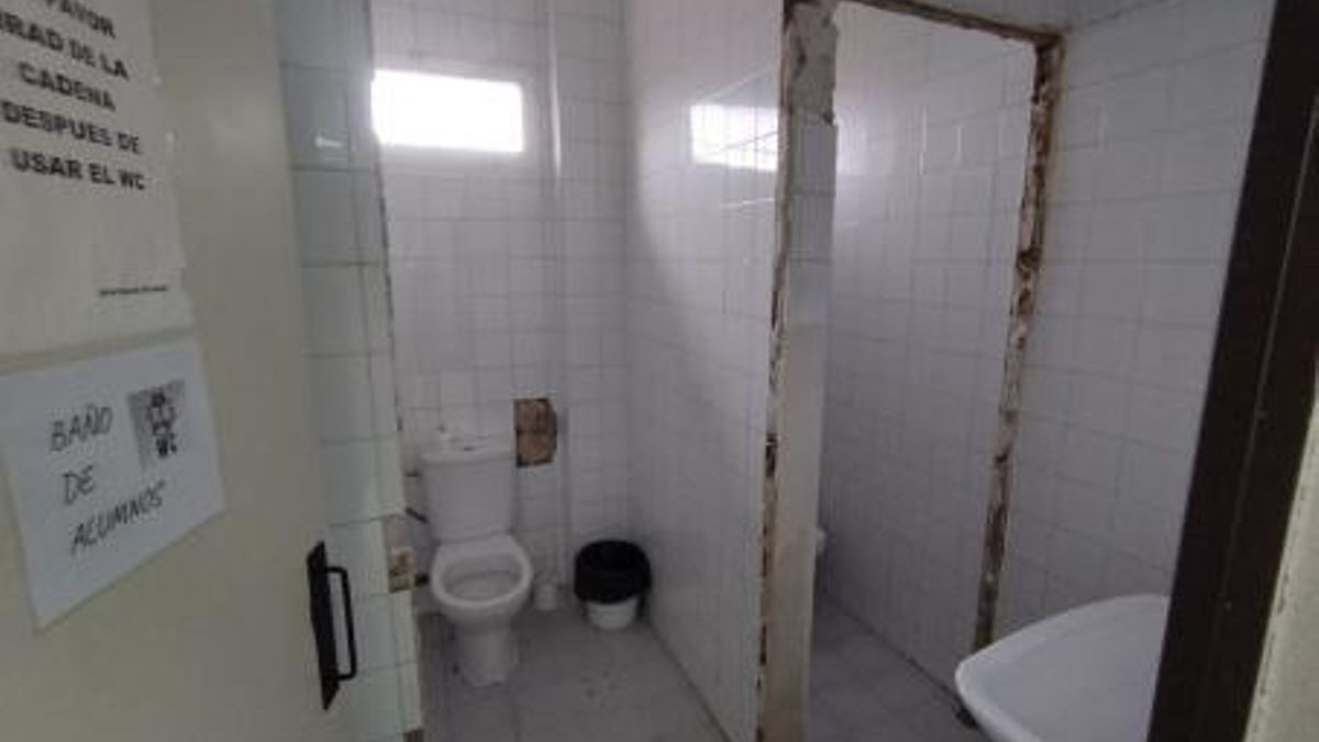 El segundo premio ha sido para 'Baños de alumnos sin puertas', presentada bajo el pseudónimo 'El Farraguas', del IES San José de Badajoz