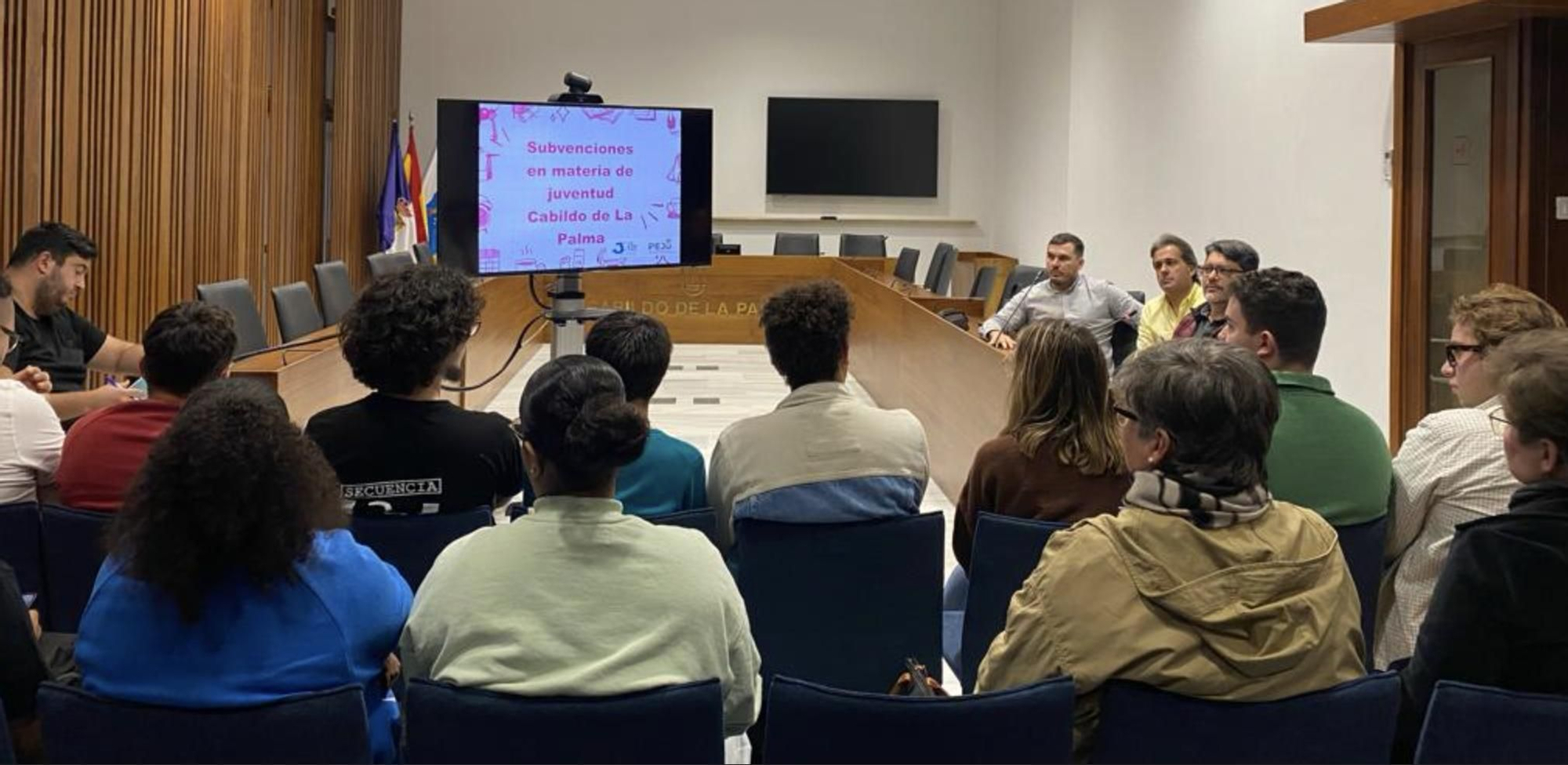 Yurguen Hernández con miembros de asociaciones juveniles.