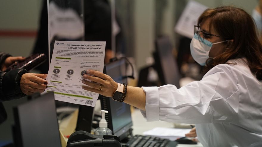 Una profesional sanitaria en un dispositivo de vacunación contra la COVID-19 en el Bilbao Exhibition Center (BEC).