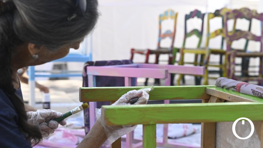 "Sacar las sillas a la calle", la acción artística vecinal para dejar el móvil y retomar el diálogo cercano