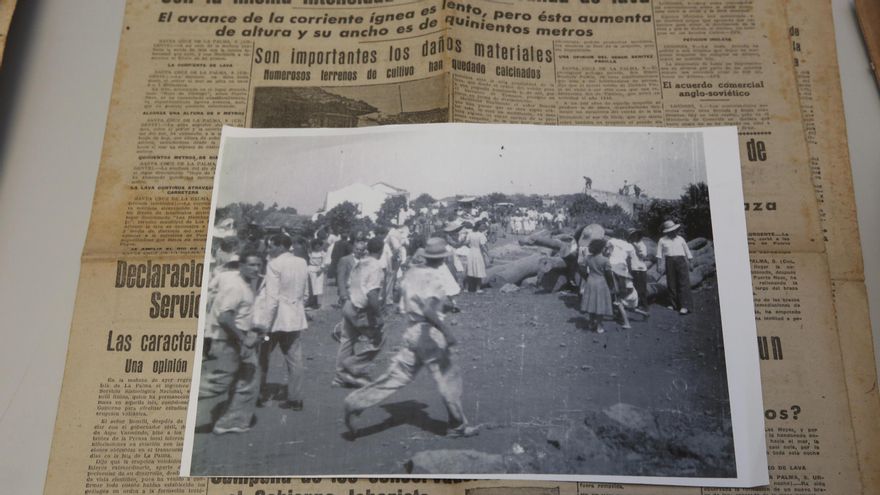 Imagen del archivo de Los Llanos de Aridane en la que se ve a decenas de palmeros corriendo después de entrar en erupción el volcán de San Juan en 1949