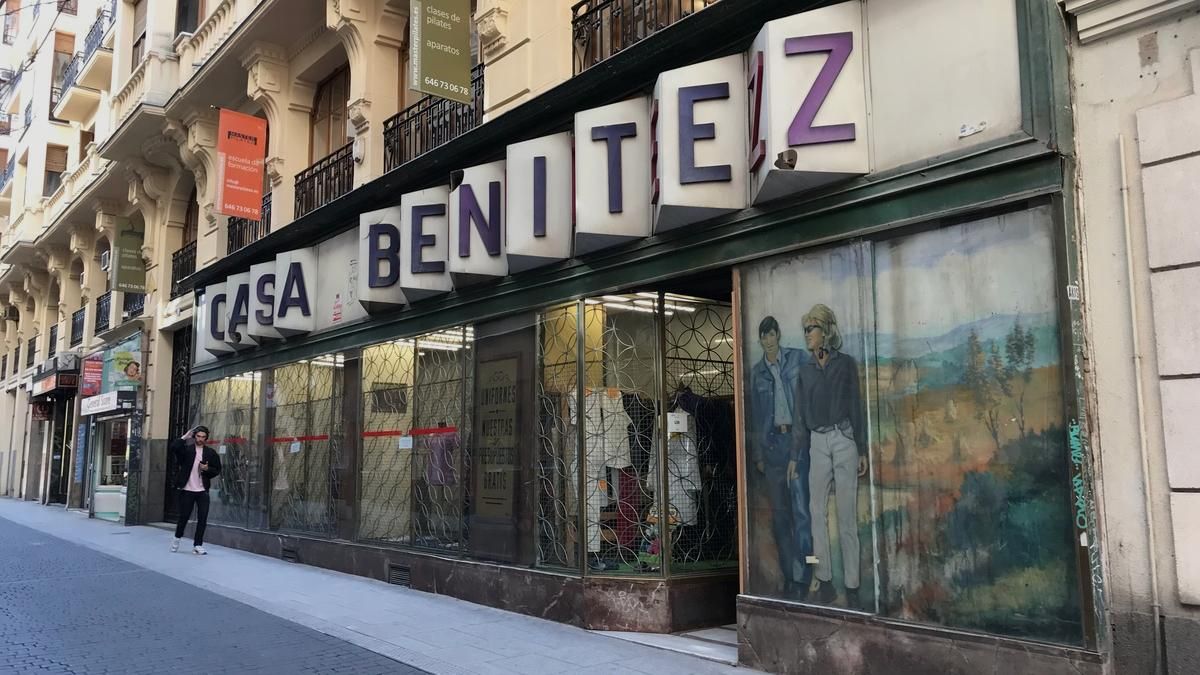 Escaparate de la Sastrería Casa Benítez con su mítico cartel