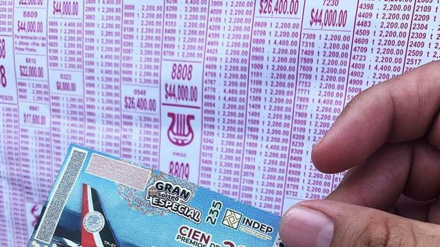 Vista este martes de un billete de lotería del avión presidencial en Ciudad de México (México). Este martes comenzó la venta de boletos de lotería del avión presidencial, en la capital mexicana, con seis millones de billetes para el sorteo el próximo 15 de septiembre.