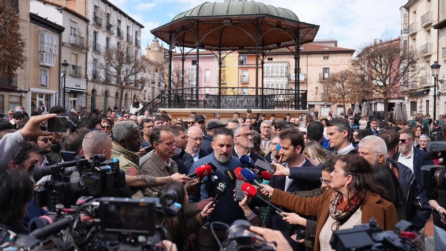 El líder de Vox, Santiago Abascal, atiende a los medios de comunicación en Miranda de Ebro (Burgos) en el marco de la campaña electoral de Castilla y León.