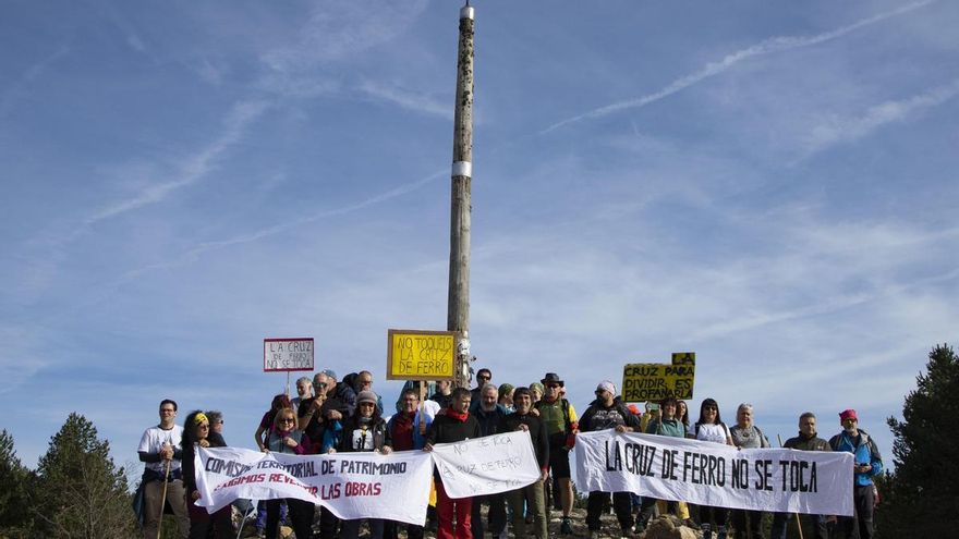 Denuncian en la Cruz de Fierro el "atentado" contra el "patrimonio mundial" del Camino de Santiago en León