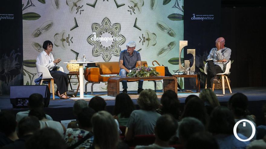 "Hemos hecho de nuestra vida un selfi continuo": la reflexión de la tecnología, opinión y postura en Cosmopoética