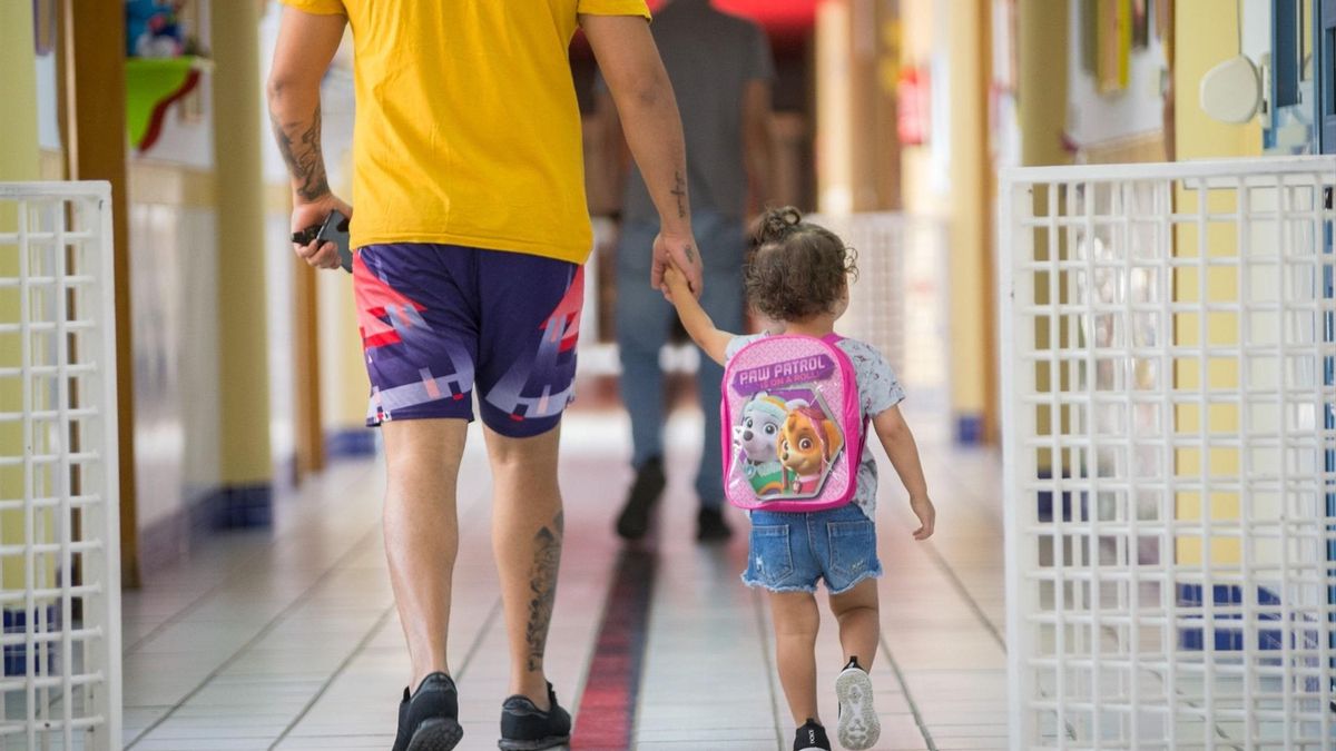 Imagen de archivo de una niña entrando en una guardería
