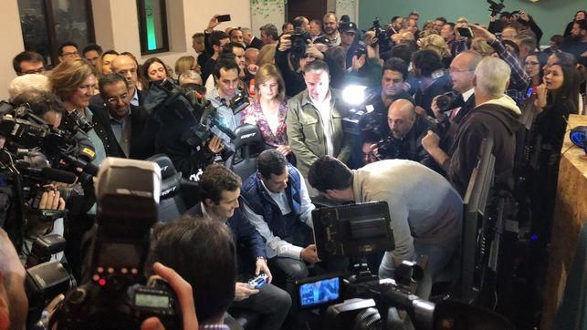 Pablo Casado y Juanma Moreno. Foto: Iñigo Anduriz