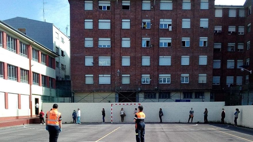 El Ayuntamiento de Castro reparte a los estudiantes el material escolar para retomar las clases online