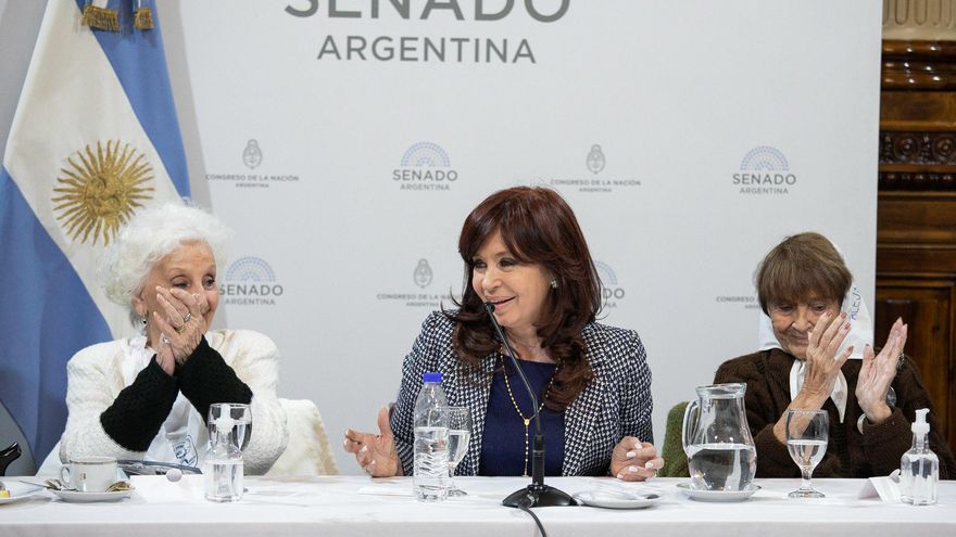 La vicepresidenta Cristina Kirchner recibió en el Senado a representantes de los organismos de derechos humanos.
