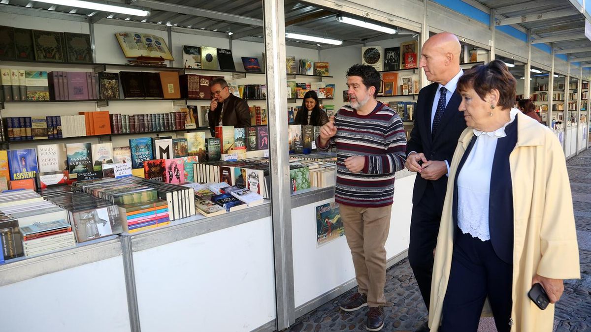 El alcalde de León, la concejala de Acción y Promoción Cultural y el vicepresidente de Alvacal inauguran la Feria del Libro Antiguo y de Ocasión.