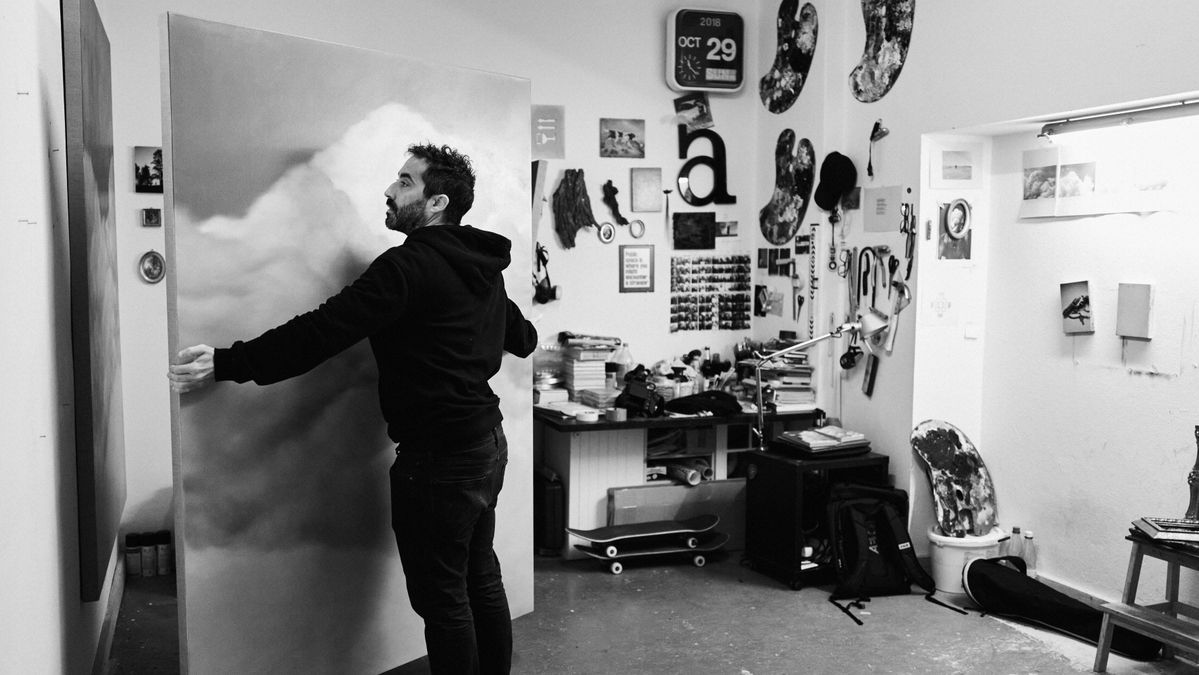 El artista Alain Urrutia trabajando recientemente en su estudio.