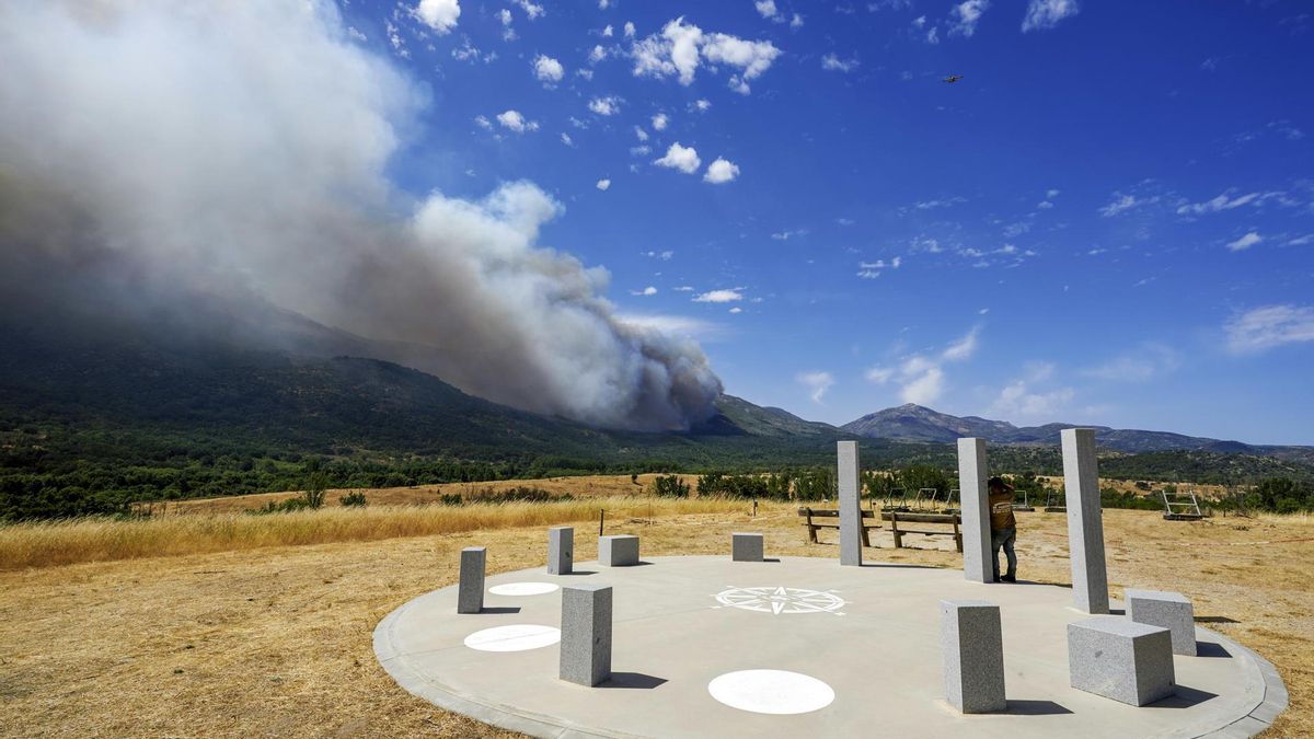 Medios aéreos trabajan en las labores de extinción del incendio entre las localidades abulenses de Burgohondo y Navaluenga.