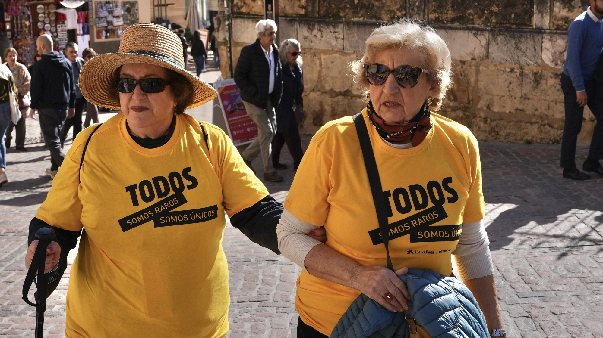 Córdoba abraza la Mezquita Catedral por las enfermedades raras