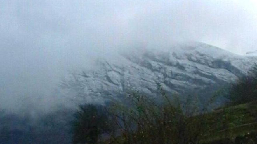 Espectacular comienza a ponerse el Pico Yordas, en las montañas de Riaño. / Foto @cincoleyendas
