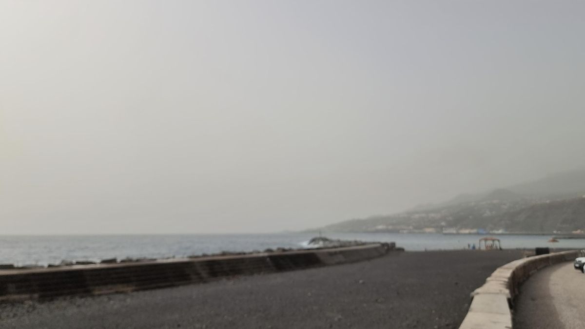 Imagen de la calima captada este miércoles desde  Santa Cruz de La Palma.