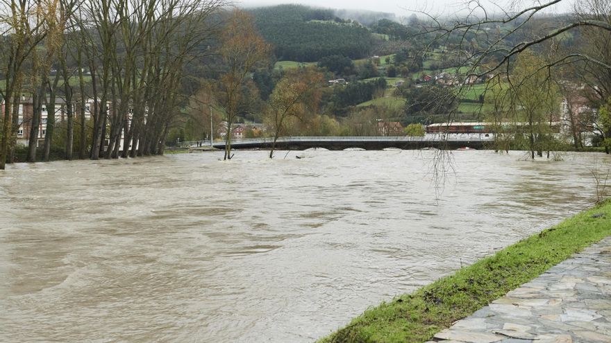 Archivo - El río Ansón con el caudal muy alto