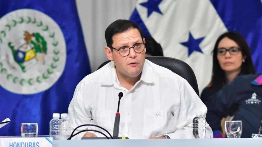 En la imagen un registro del canciller de Honduras, Lisandro Rosales, quien encabeza la delegación de su país en una visita oficial a Washington, para abordar el fortalecimiento de la seguridad fronteriza en el país centroamericano para detener el flujo migratorio hacia Estados Unidos.