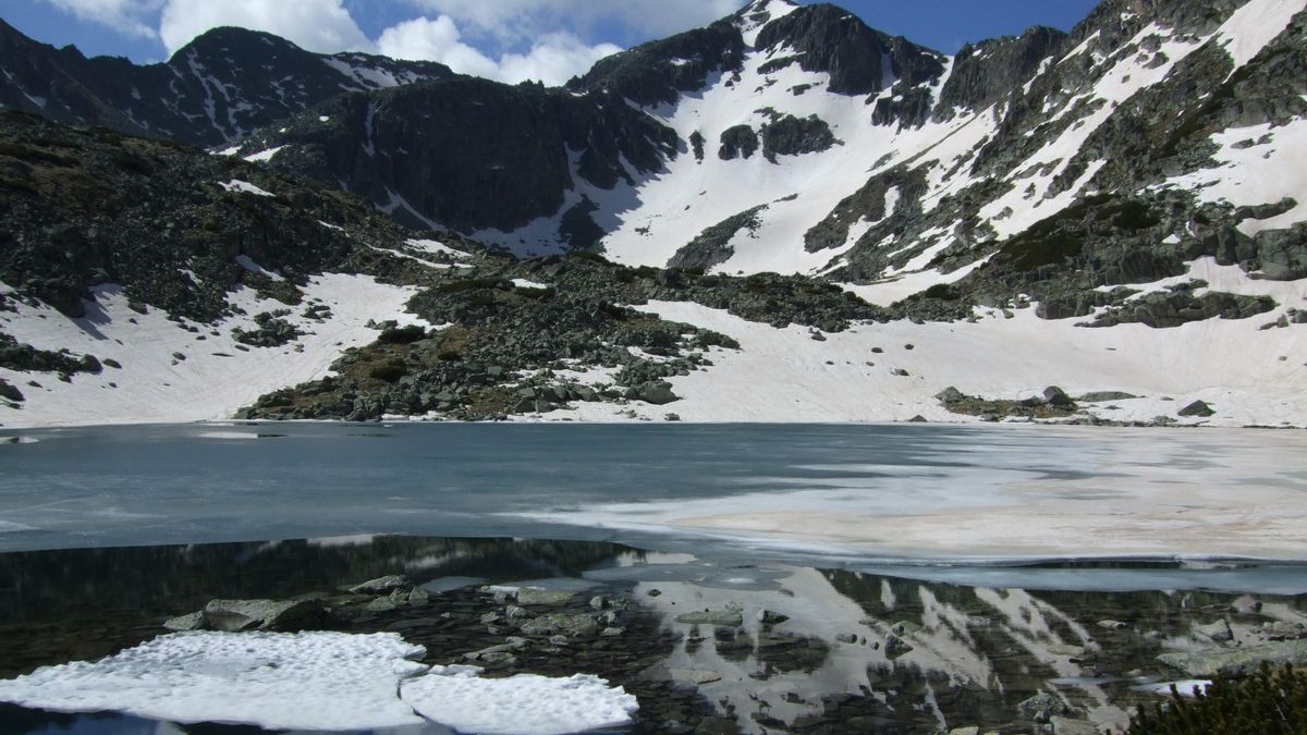 Cumbre de Peña Rueda (Asturias con las Ubiñas detrás en abril de 2018.