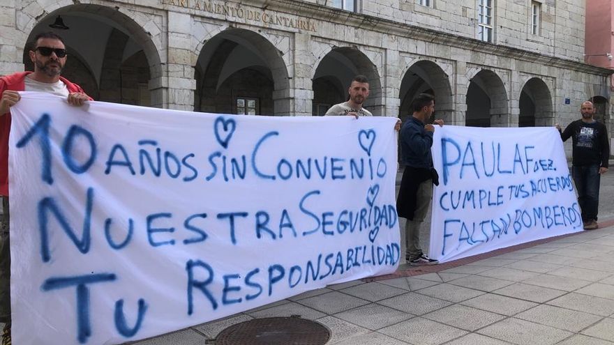 Archivo - Concentración de protesta de bomberos del SEMCA frente al Parlamento regional