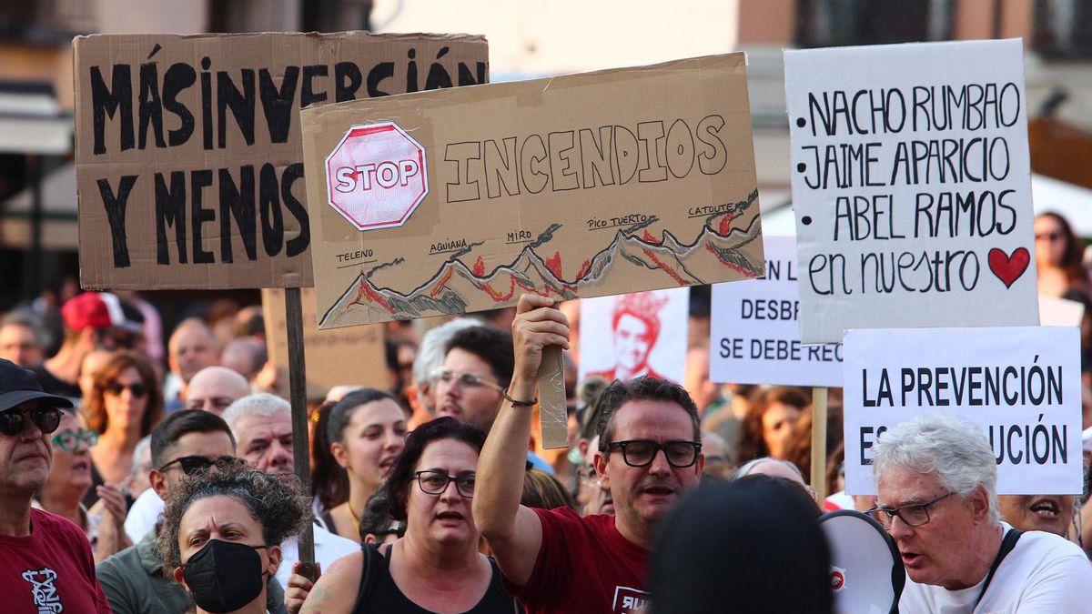 Pancartas en recuerdo de los fallecidos en los incendios de la provincia de León en el año 2025.