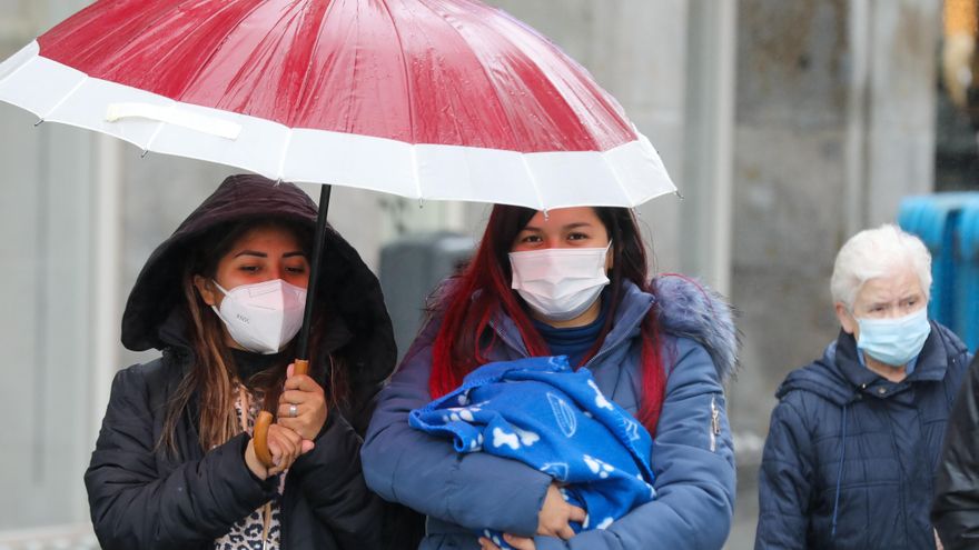 Archivo - Varias personas con mascarilla, el mismo día que entra en vigor la obligatoriedad de usar mascarilla en exteriores.