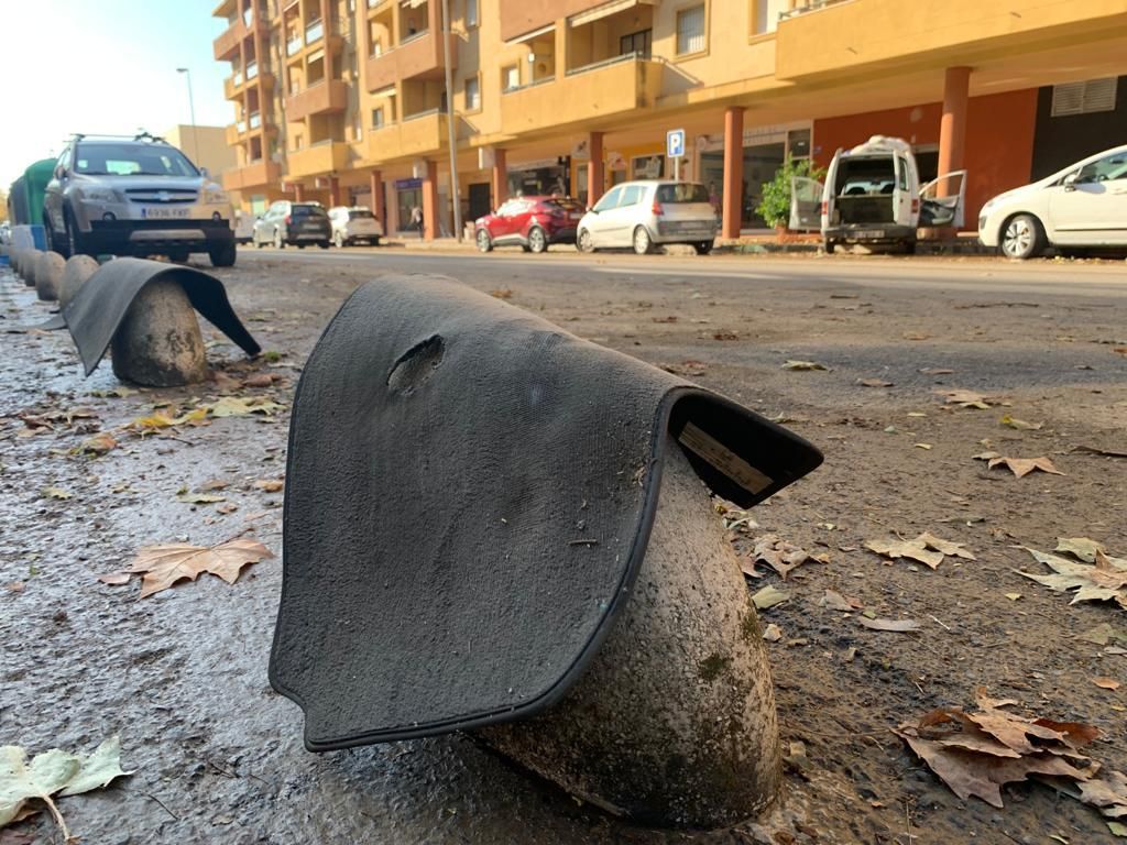 Varias alfombrillas de coche inservibles en una calle de Isla Cristina (Huelva)