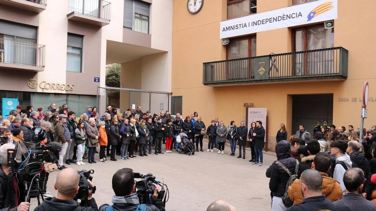 Minuto de silencio en el Ayuntamiento de Sallent el pasado miércoles.