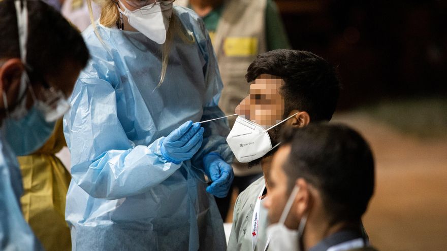 Una trabajadora sanitaria realiza un test de Covid-19 a una de las personas repatriadas a España en el avión A400M tras su evacuación de Kabul, a 19 de agosto de 2021, en Torrejón de Ardoz, Madrid, (España).