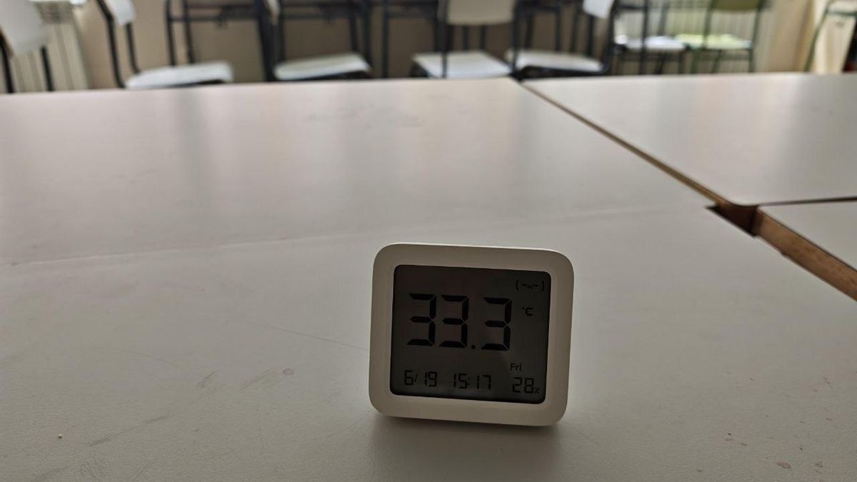 El interior de algunas clases alcanzan más de 30 grados a mediodía.