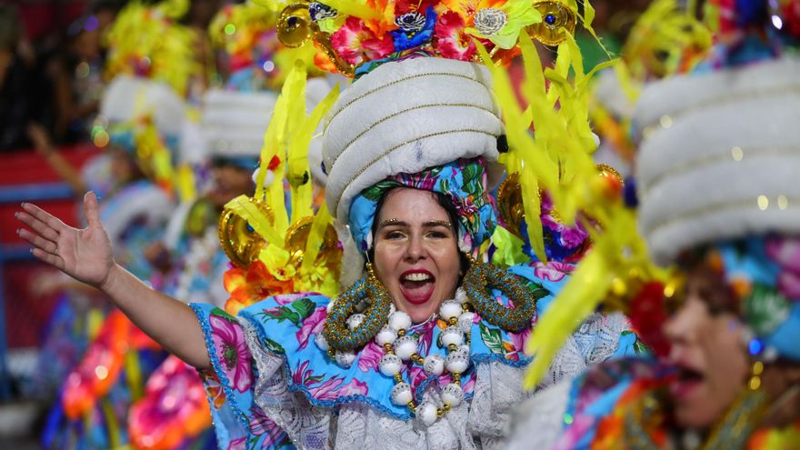 Críticas a la censura y el racismo en el primer día de desfiles del carnaval de Río de Janeiro