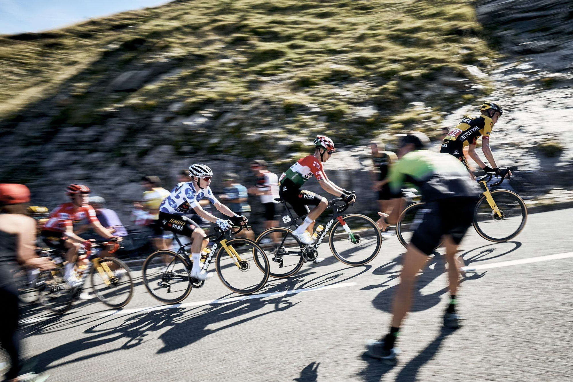 El pelotón ciclista de La Vuelta, durante el ascenso del puerto de Larra - Belagua.