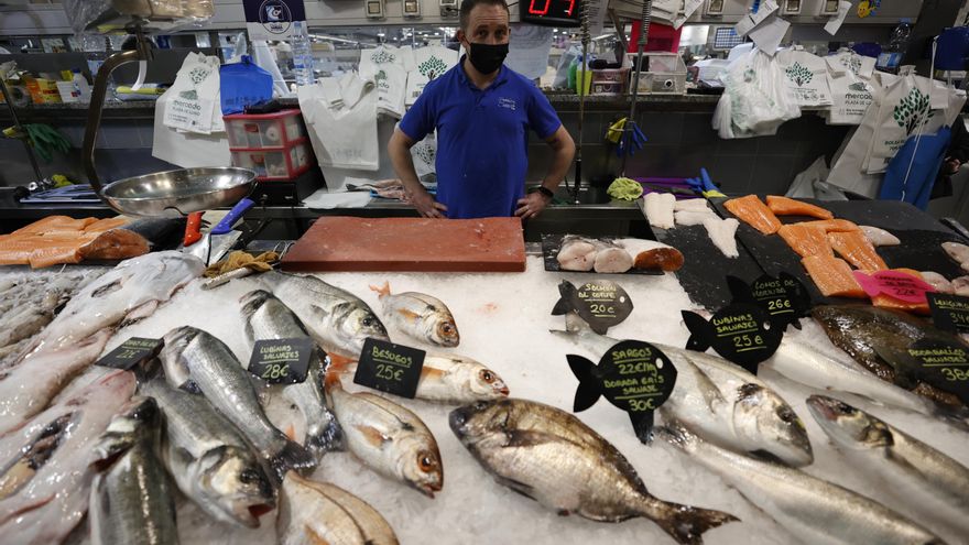 Un pescadero atiende su puesto en el mercado de la Plaza de Lugo, en A Coruña, este miércoles.